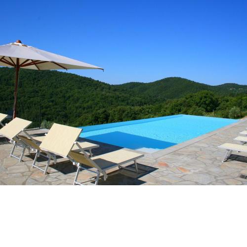 Apartment in a holiday home in Anghiari with a view of the hills