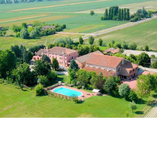 Apartment in a rural estate in Pontecchio Polesine with shared swimming pool