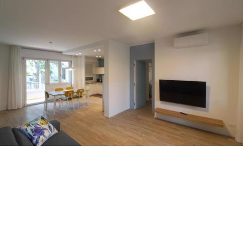 Apartment in a small building near the beach