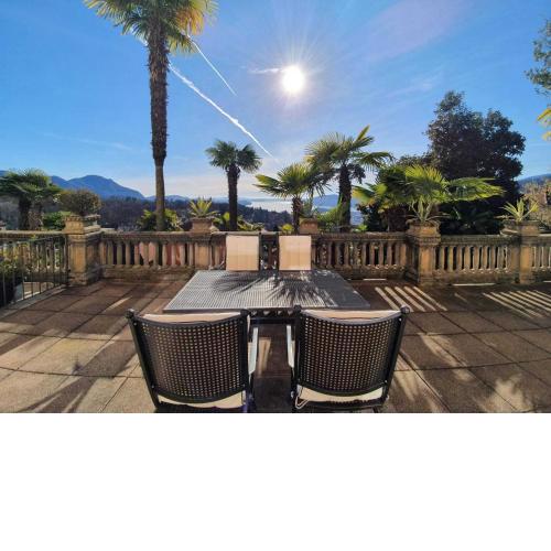 Apartment in historic villa with solarium and lake view