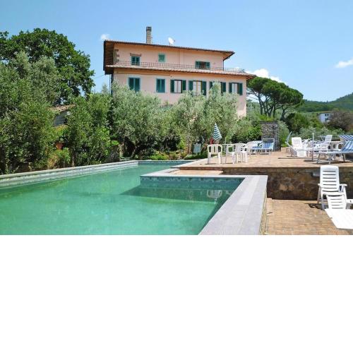 Apartment in Lamporecchio with garden