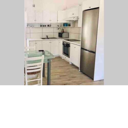 Apartment in the center, by the beach with sea view