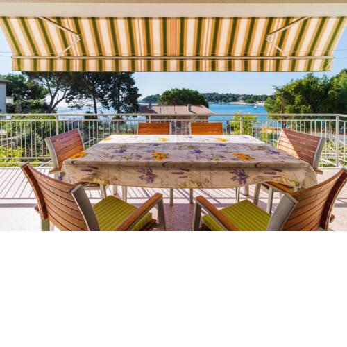 Apartment Lory with a sea view near the beach