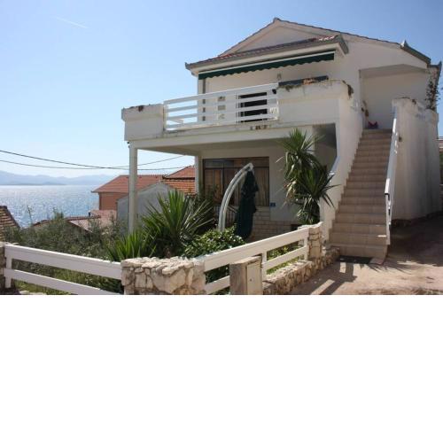 Apartment Luka with large terrace (by the sea)