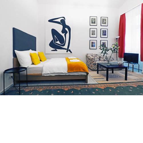 Apartment near Center, Subway & Park - 20min to Airport