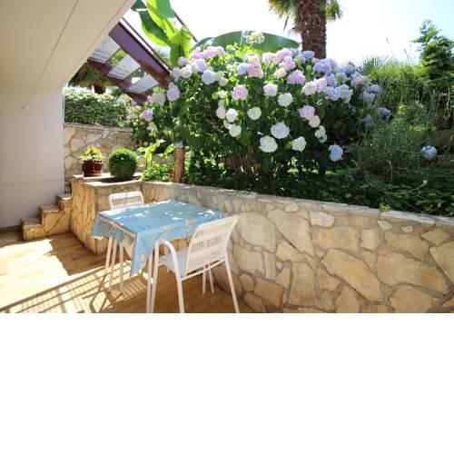 Apartment Ornela with garden