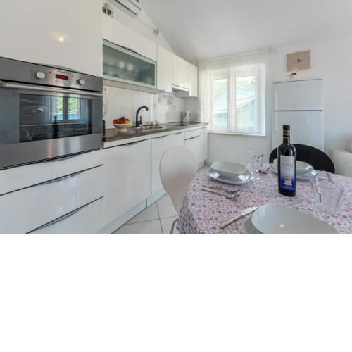 Apartment Pucisca 15381a