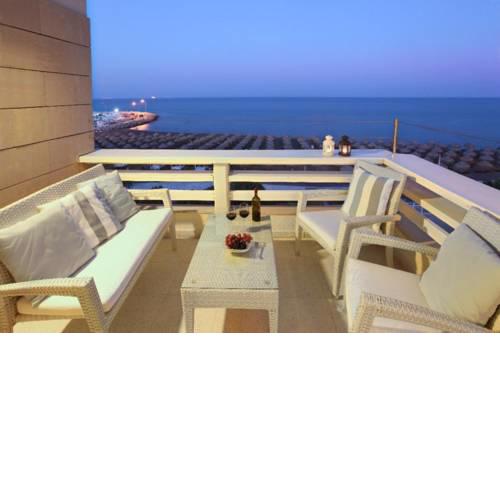 Apartment with a beautiful Seafront Views Makenzie Apartment 101