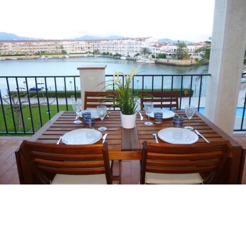 Apartment with a view of the canal and the communal pool
