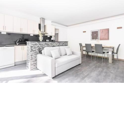 Apartment with balcony next to Buttes Chaumonts