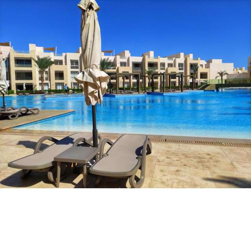 Apartment with large terrace & nice pool area