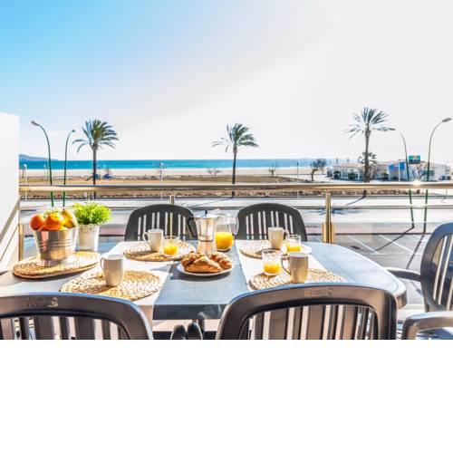 Apartment with sea view and located directly on the promenade of Empuriabrava