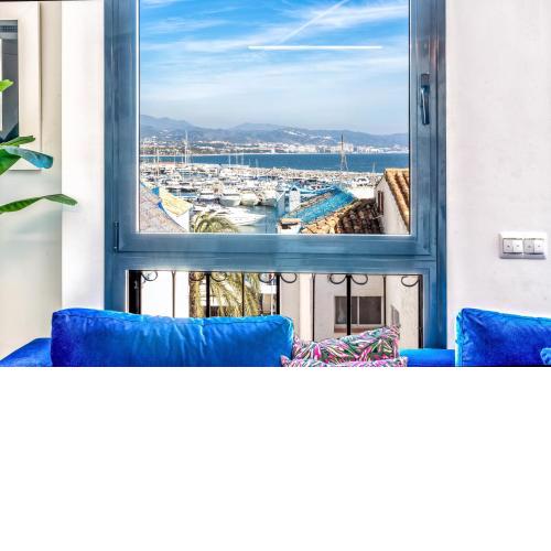 Apartment with sea views in Puerto Banus