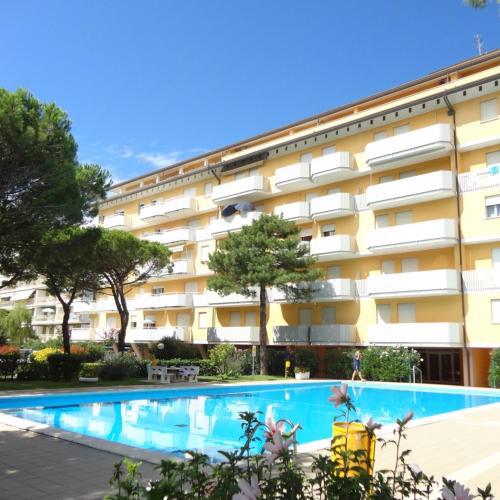 Apartment with shared pool for 4 people