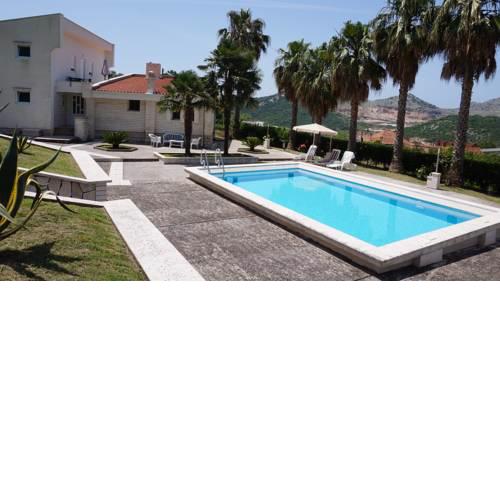 Apartment with swimming pool