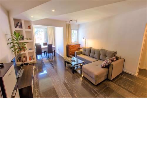 Apartment with Yard in center
