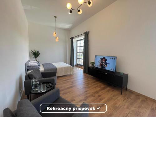 Apartment YELLOW ROSE, Perfect Location with Free Parking, 24h Checkin & Balcony