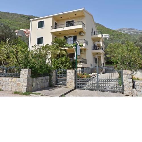 Apartments and Rooms Iva