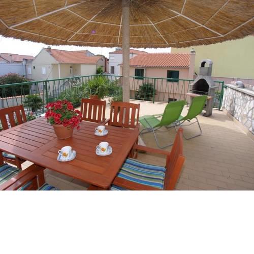 Apartments and rooms Petar