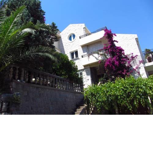 Apartments and Rooms Teona