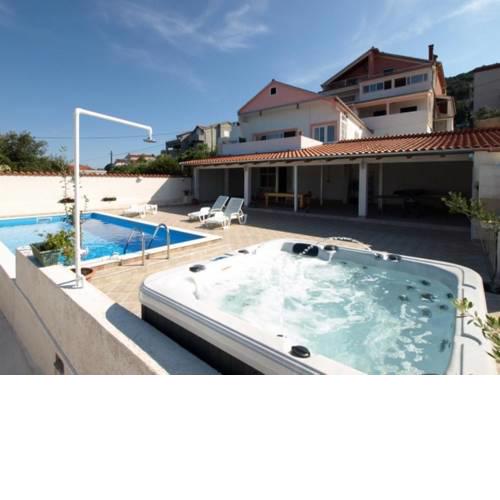 Apartments and rooms with a swimming pool Kali (Ugljan) - 14083