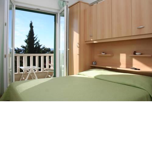 Apartments and rooms with parking space Bol (Brac) - 2873