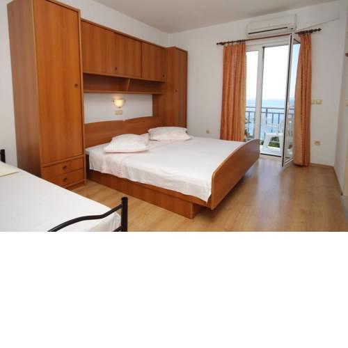 Apartments and rooms with parking space Brela (Makarska) - 6895
