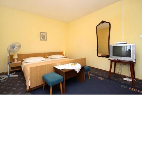 Apartments and rooms with parking space Jelsa (Hvar) - 8798