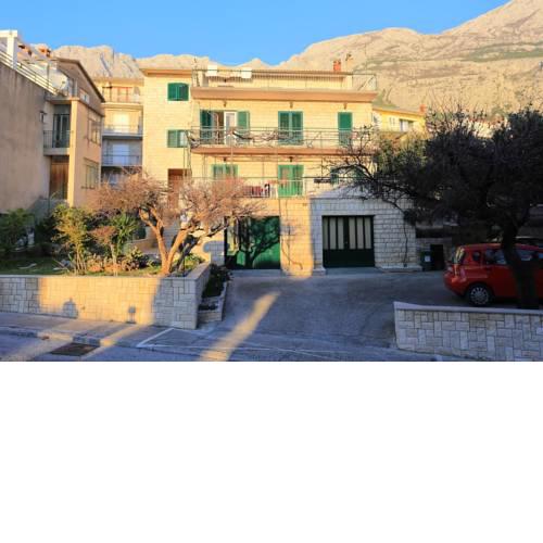 Apartments and rooms with parking space Makarska - 18028