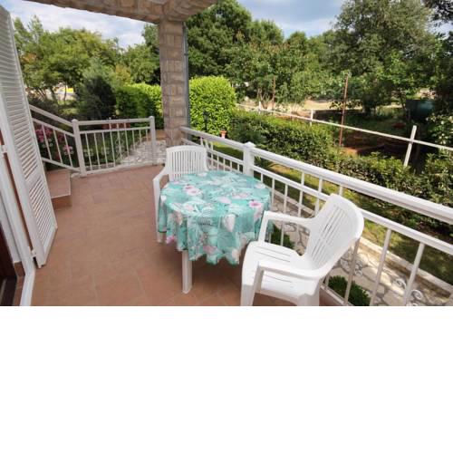 Apartments and rooms with parking space Njivice (Krk) - 5398