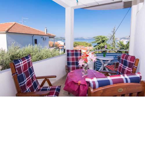 Apartments and rooms with parking space Trogir - 17609