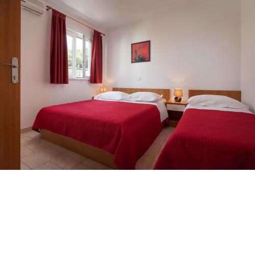 Apartments and rooms with parking space Tucepi (Makarska) - 14457