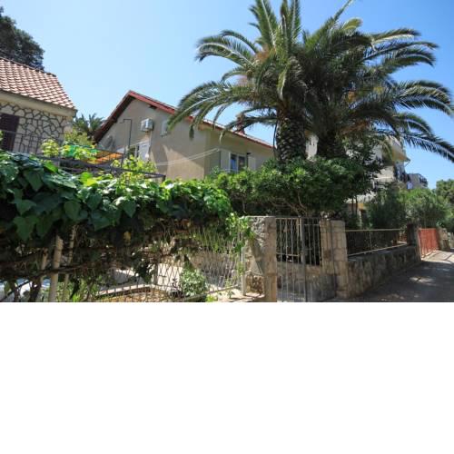 Apartments by the sea Jelsa (Hvar) - 8747