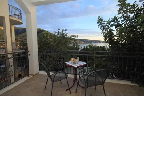 Apartments by the sea Komiza (Vis) - 2456