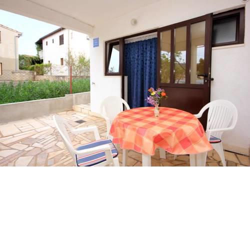 Apartments by the sea Vinisce (Trogir) - 10006