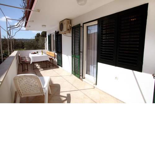 Apartments by the sea Vinisce (Trogir) - 11856