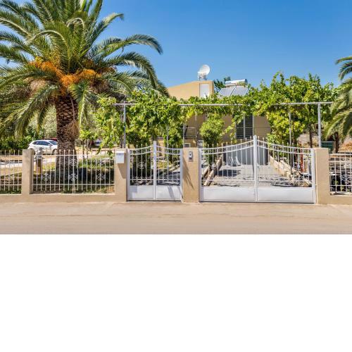 APARTMENTS DIONYSOS