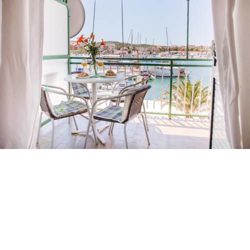Apartments Lapov - first row to the sea