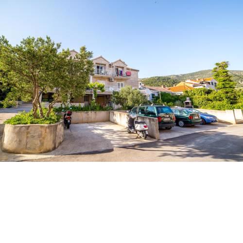 Apartments with a parking space Bol (Brac) - 12980