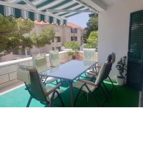 Apartments with a parking space Bol (Brac) - 14124