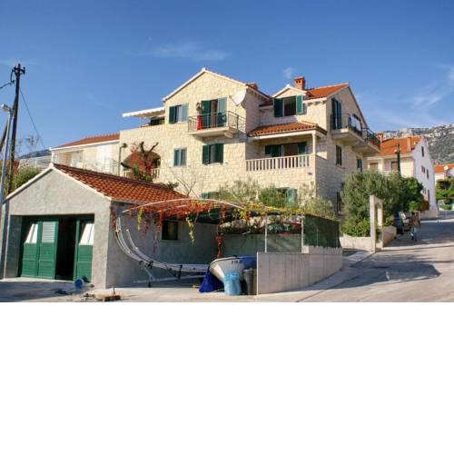 Apartments with a parking space Bol (Brac) - 16620