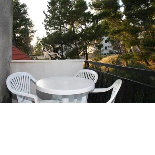 Apartments with a parking space Bol (Brac) - 2884