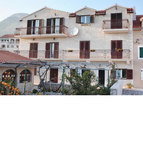Apartments with a parking space Bol (Brac) - 2899
