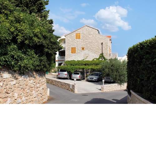 Apartments with a parking space Bol (Brac) - 2900
