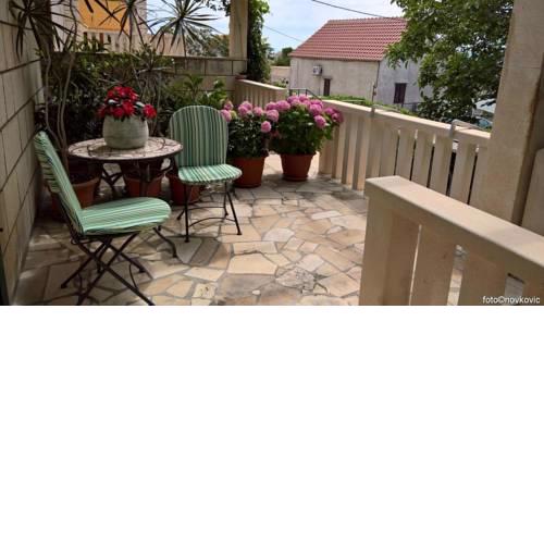 Apartments with a parking space Bol (Brac) - 2921