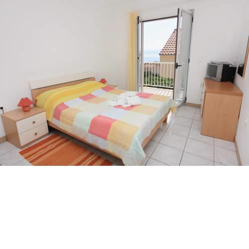 Apartments with a parking space Bol (Brac) - 5641
