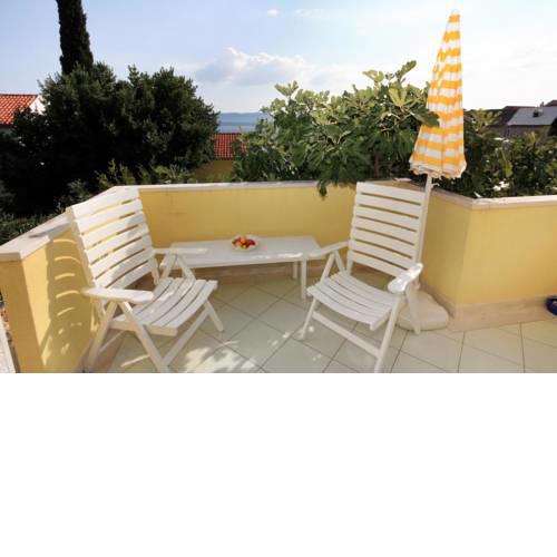 Apartments with a parking space Bol (Brac) - 5642