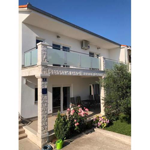 Apartments with a parking space Kastel Kambelovac (Kastela) - 15480