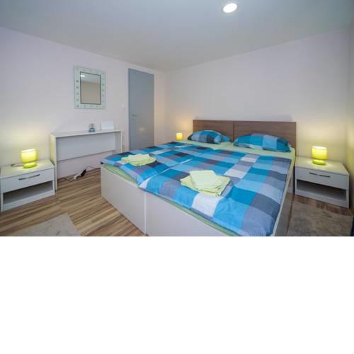 Apartments with a parking space Kastel Sucurac (Kastela) - 15430