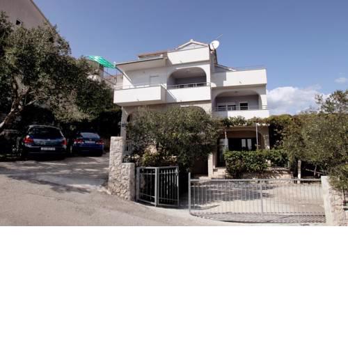 Apartments with a parking space Mavarstica (Ciovo) - 11563